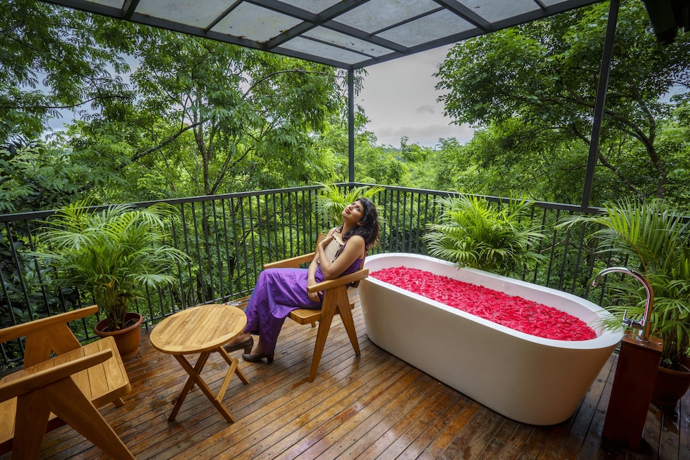 Crystal Kuruva Nature Resort & Spa
