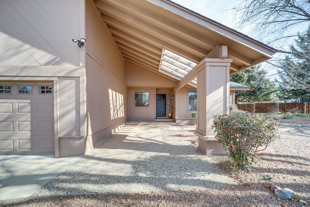4 Mi to Uptown Sedona: Desert Home w/ Mtn Views!