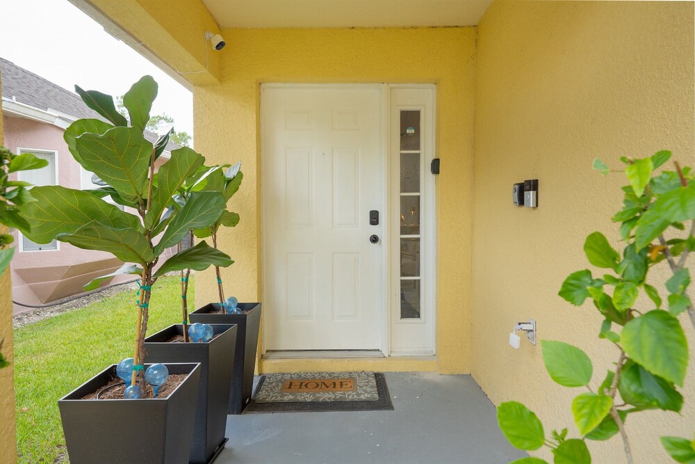 Carpet-free 4BR w/ Pool, 2 Master Bds, Near Disney
