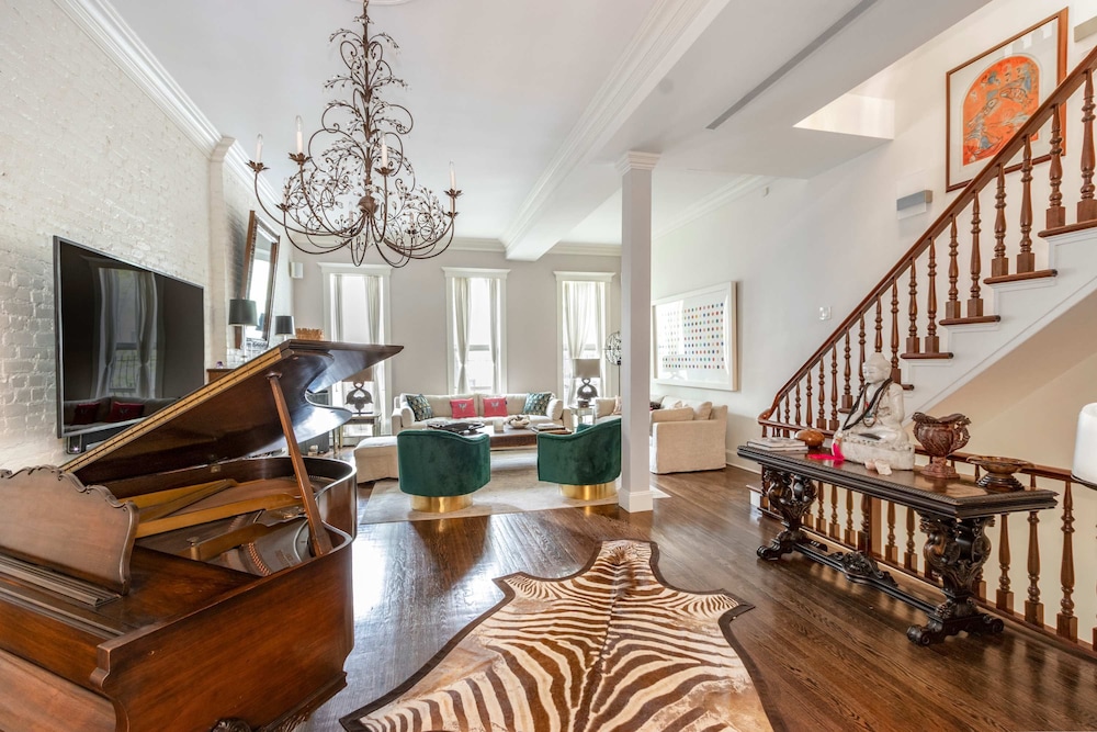 Gramercy Manor Triplex w Private Deck Garden