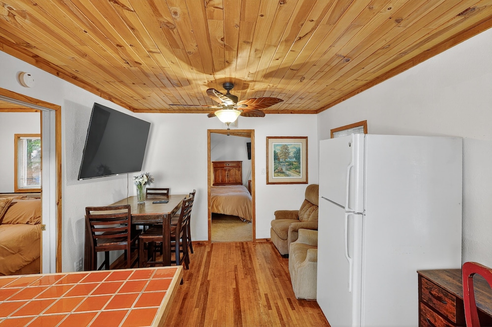 Rouge Cobb Mountain Hotel - Cabin 5