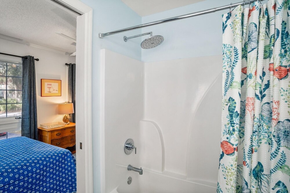 Beautifully Updated, Dog Friendly 4-bed, 4-bath Home Near Beach