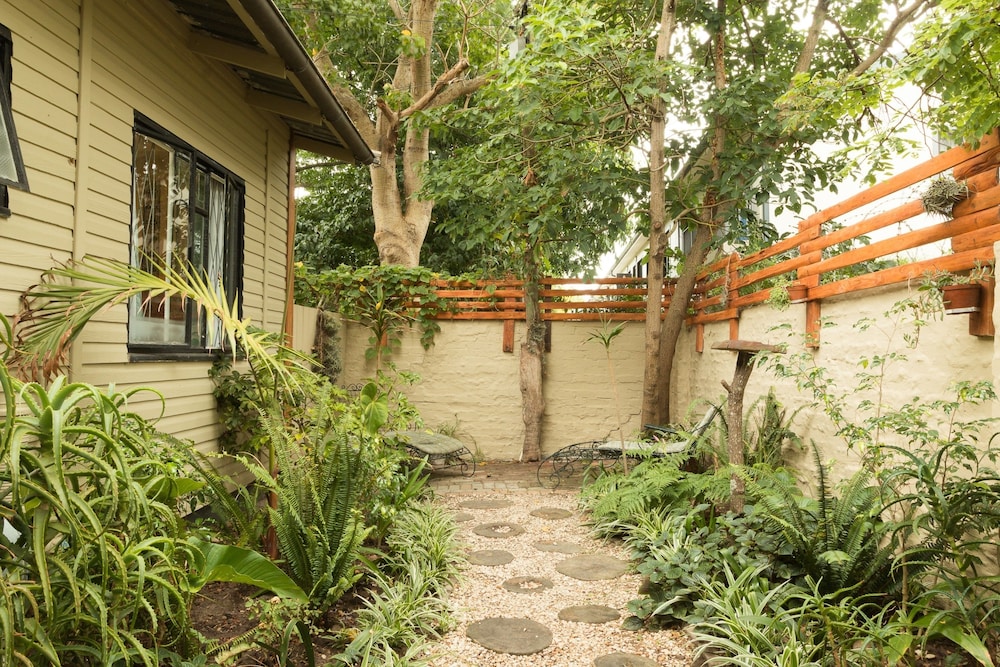 Inyathi Guest Lodge & Self Catering Chalets