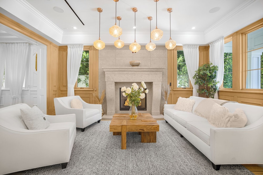 Spaulding Ave Farmhouse - Bespoke LA Home w/ Pool & Home Theater