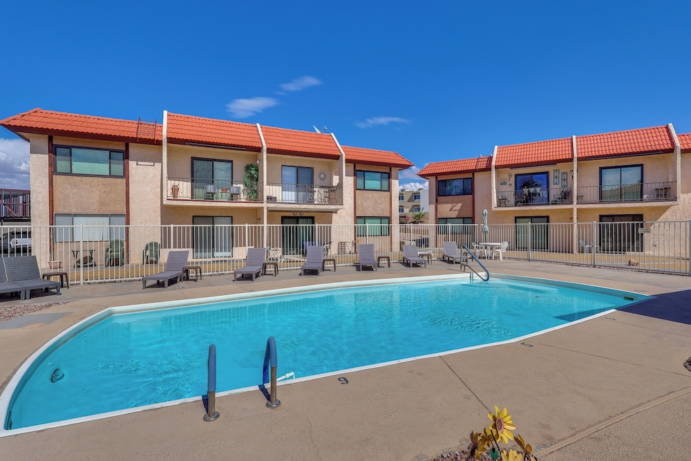 < 2 Mi to London Bridge: Chic Condo w/ Pool Access
