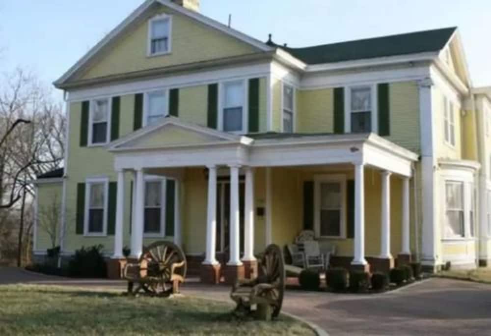 Hotel Six Acres Bed & Breakfast - Image 1