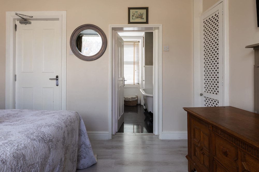 Stylish 4-bedroom Townhouse in the Heart of Bath