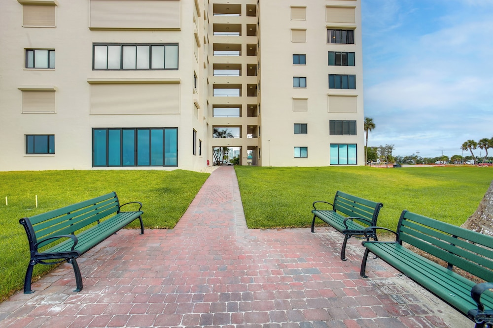 4 Mi to Lovers Key SP: Modern Condo w/ Ocean Views