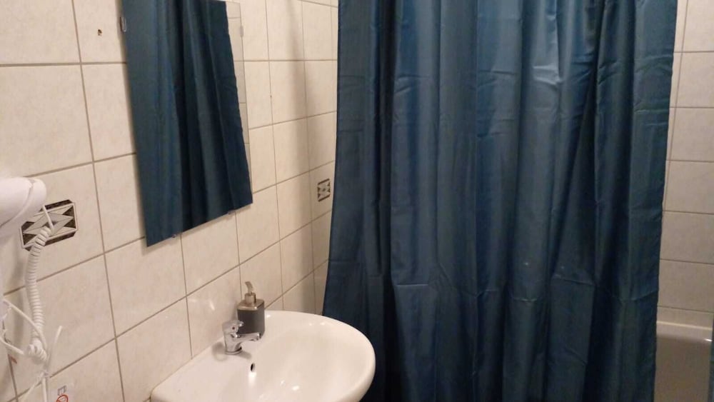 Bright 2BR Stay Close to Stadthalle