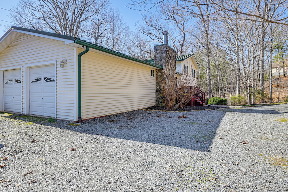 Lakefront Cabin Retreat w/ Dock in Robbinsville!