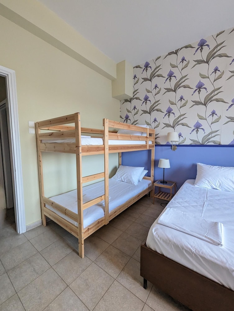 Okeania Seafront Rooms in Kamena Vourla