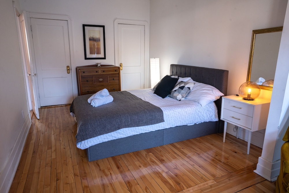 Stunning 2 Bedroom Apt! 3mins Walk From CDN Metro - Image 3