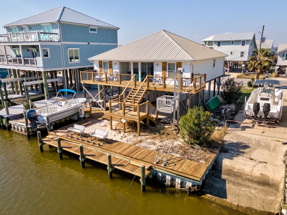 Waters Edge - Private Dock! Only Two Blocks From The Bay Or The Gulf! Plenty Of Parking For Cars Or Boats 4 Bedroom Home by RedAwning view 5