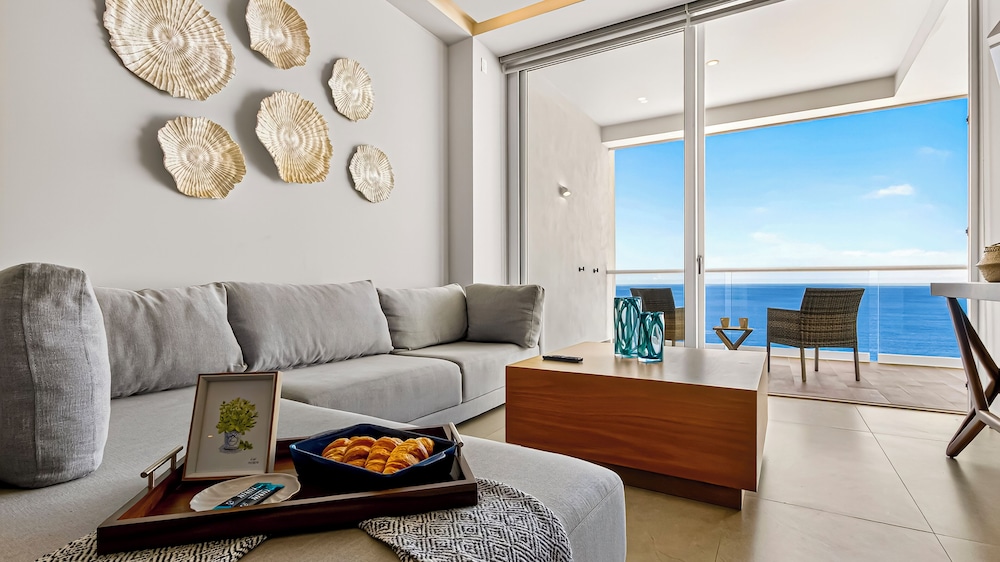 Beachfront 2BR - Pools & Balcony Views