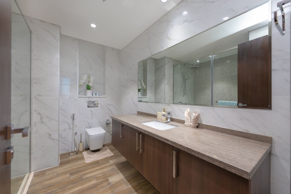 SIMPLY COMFORT Urban Chic Suites in J One Tower City & Canal Views
