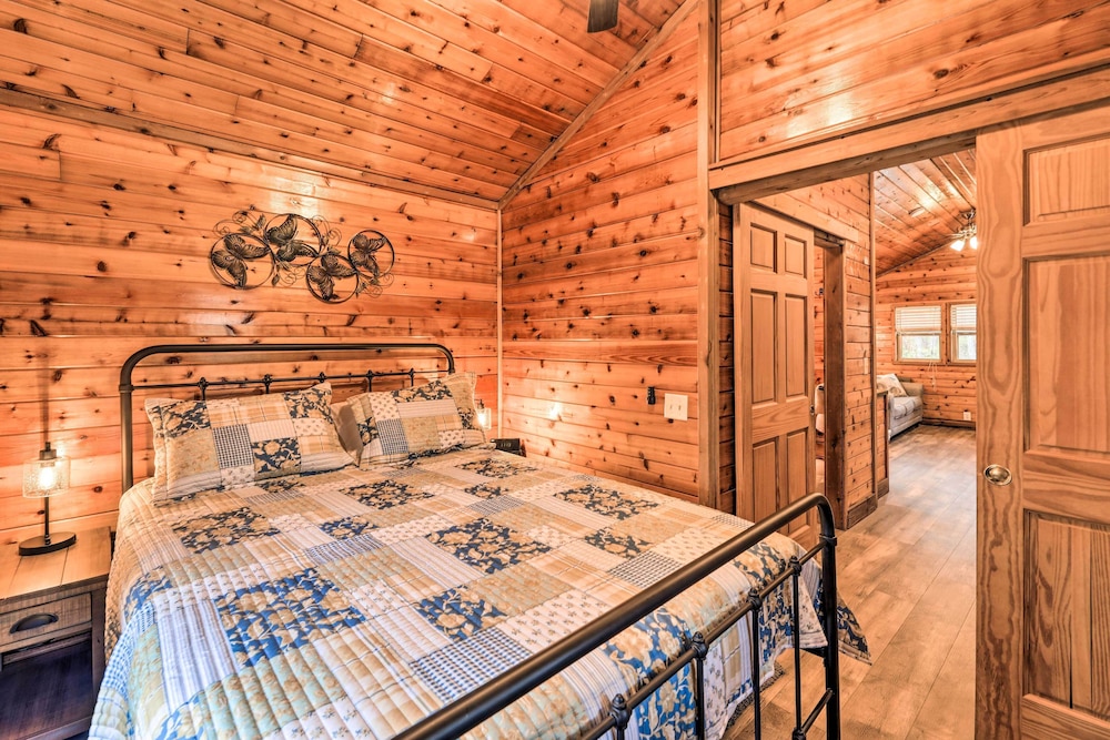 Charming New Bern Log Cabin - Pets Welcome! view 2