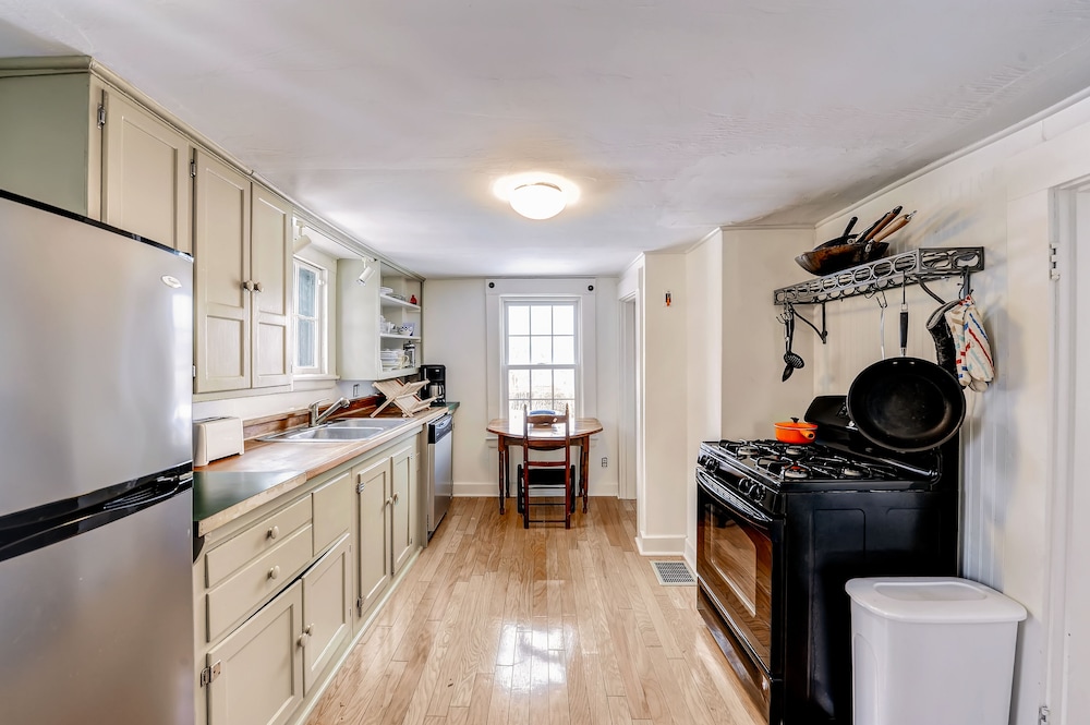 Ipswich Cottage: Beautiful Views, 5 Mins to Beach