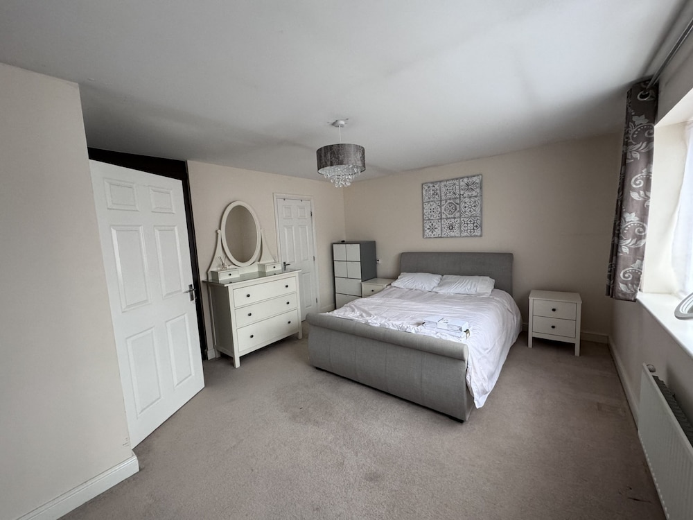 Spacious 4Bd House With Character In Coventry