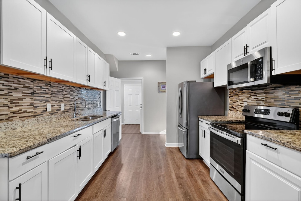 Spacious 4br Mozley Park Home With Fenced Yard 4 Bedroom Home