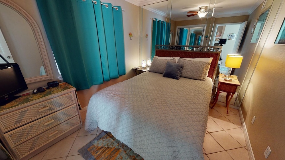 Seascape 1308 2 Bedroom Condo by RedAwning