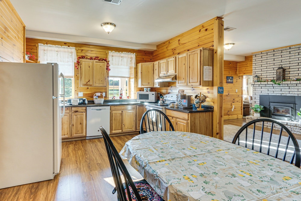 5,000 Sq Ft Antebellum Farmhouse 3 Mi to Antietam!