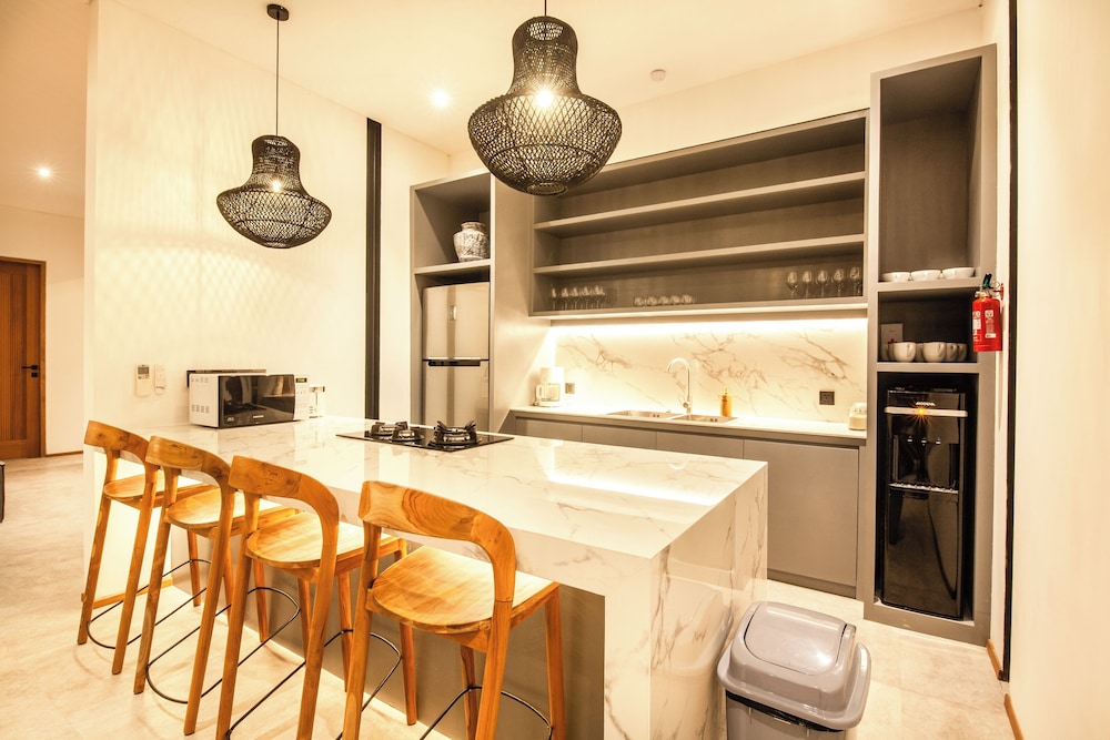 Seaside Escape: 4BR Villa, 190m to Canggu Beach