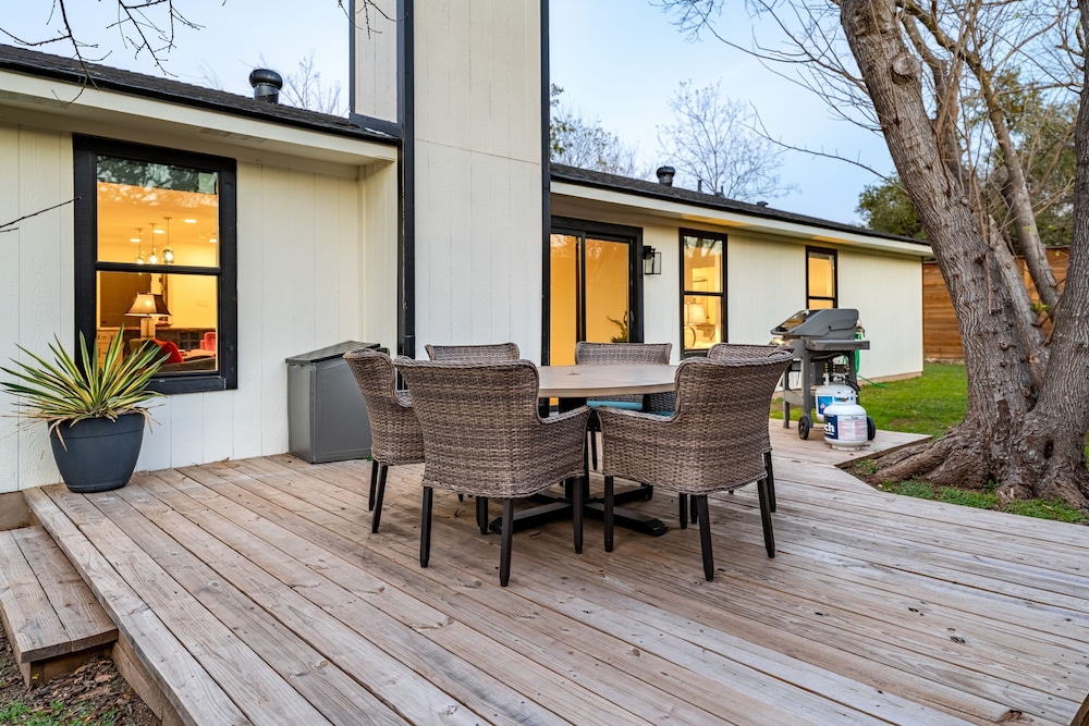 Private Yard w BBQ Games Steps to South Congress Barton Creek Clarksburg