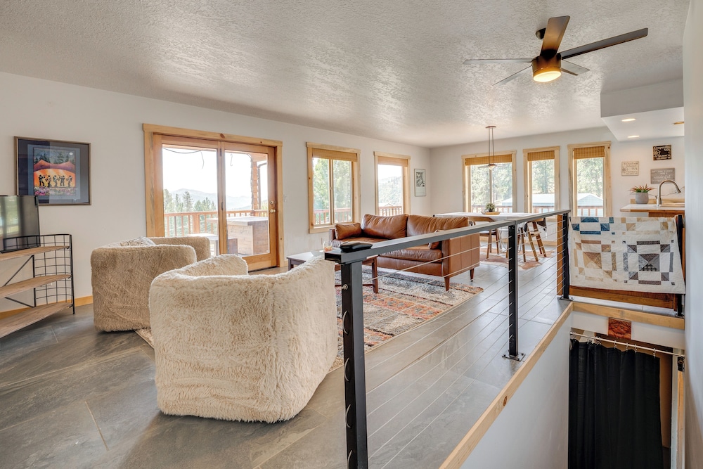 Mtn-view Getaway w/ Spacious Deck in Republic!