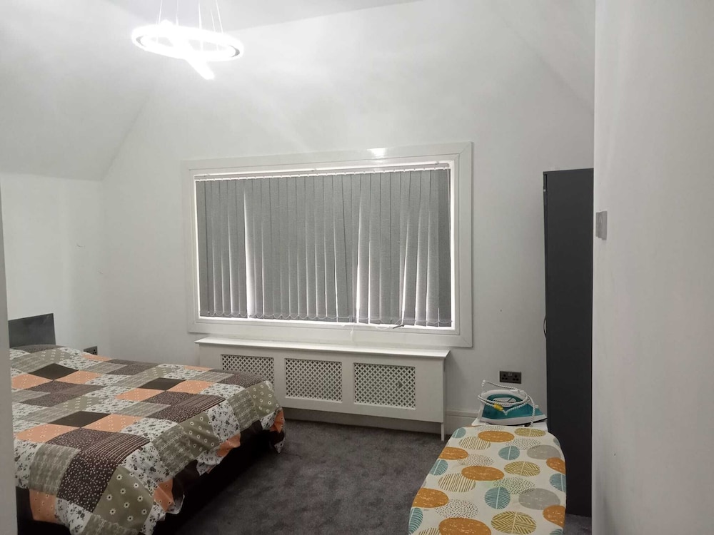 Charming 2-bed Apartment in Wolverhampton view 2
