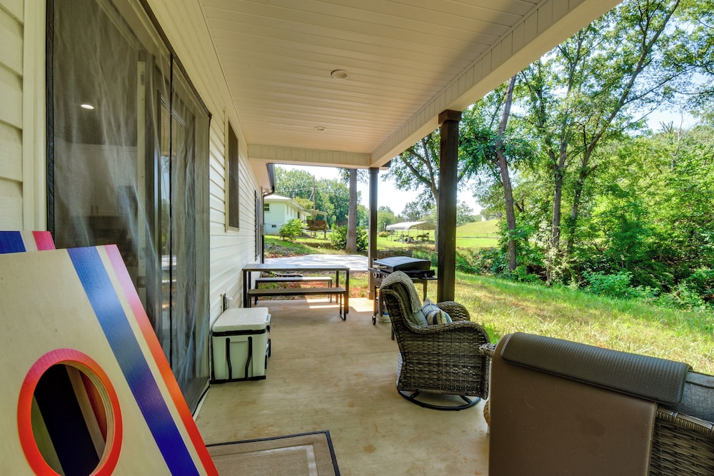 1 Mi to Lake Hartwell: Updated Retreat w/ Patio!