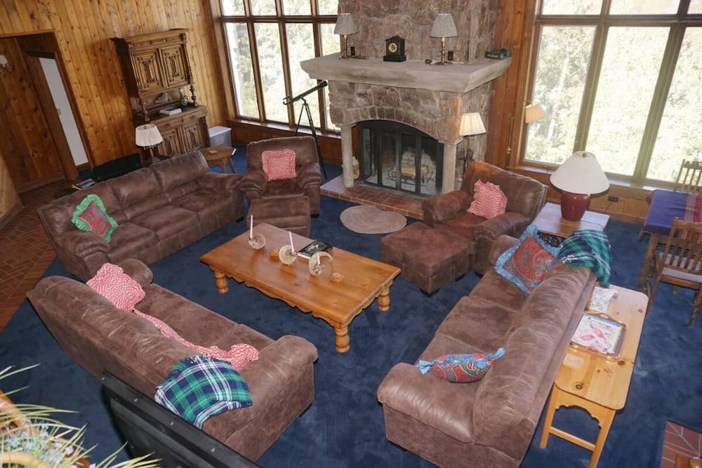 Large Family  On Adams Avenue - Ski In/out 5 Bedroom Home by RedAwning view 5