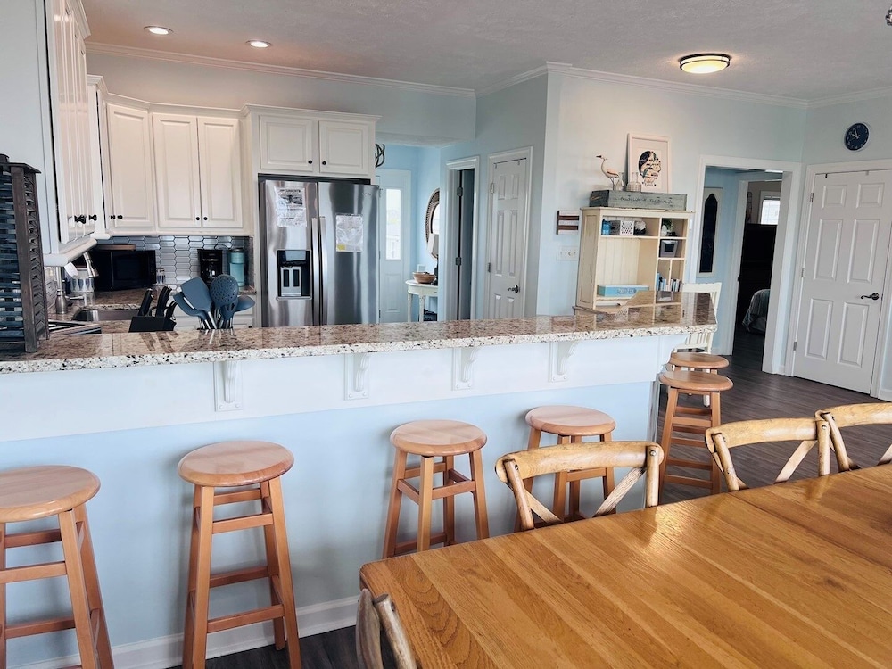 Sunny Times 4 Bedroom Home by RedAwning