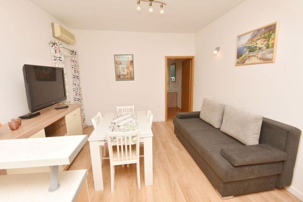 Green Hills Apartment - One Bedroom Apartment With Balcony and Sea View