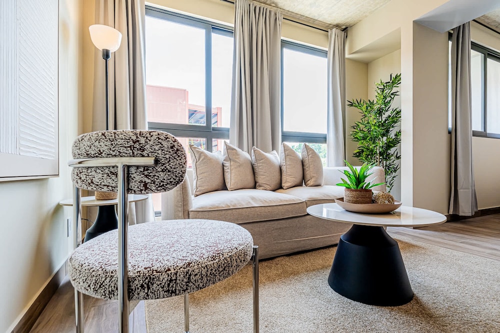 w Splendid 1BR in the Heart of Centriqo