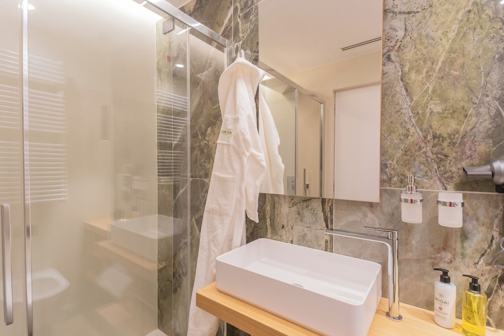 Pureview Luxury Suites, with breakfast & pool by Rent all Como