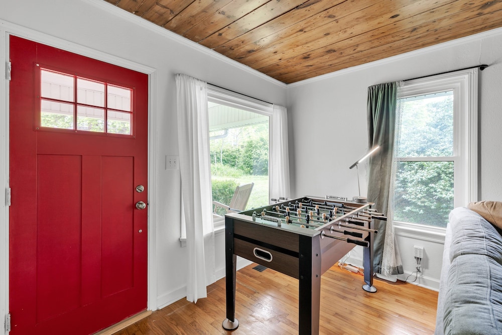 Relax And Unwind In The Heart Of Fayetteville 2 Bedroom Home