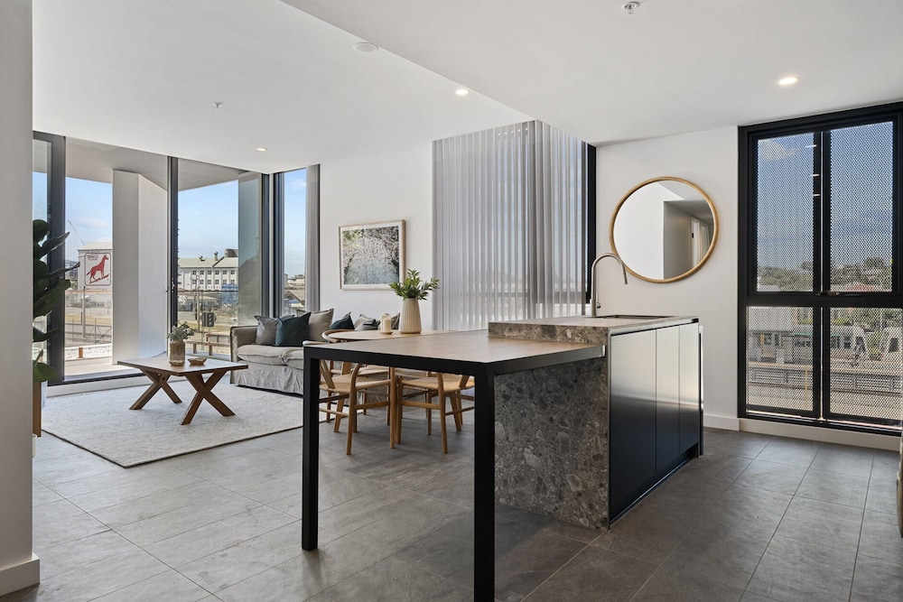 Spacious 2-bed Apartment With Rooftop Views