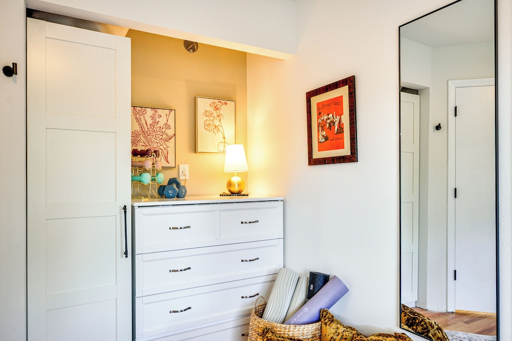 Near Shops & Cafes: Beaverton Haven w/ Luxe Decor!