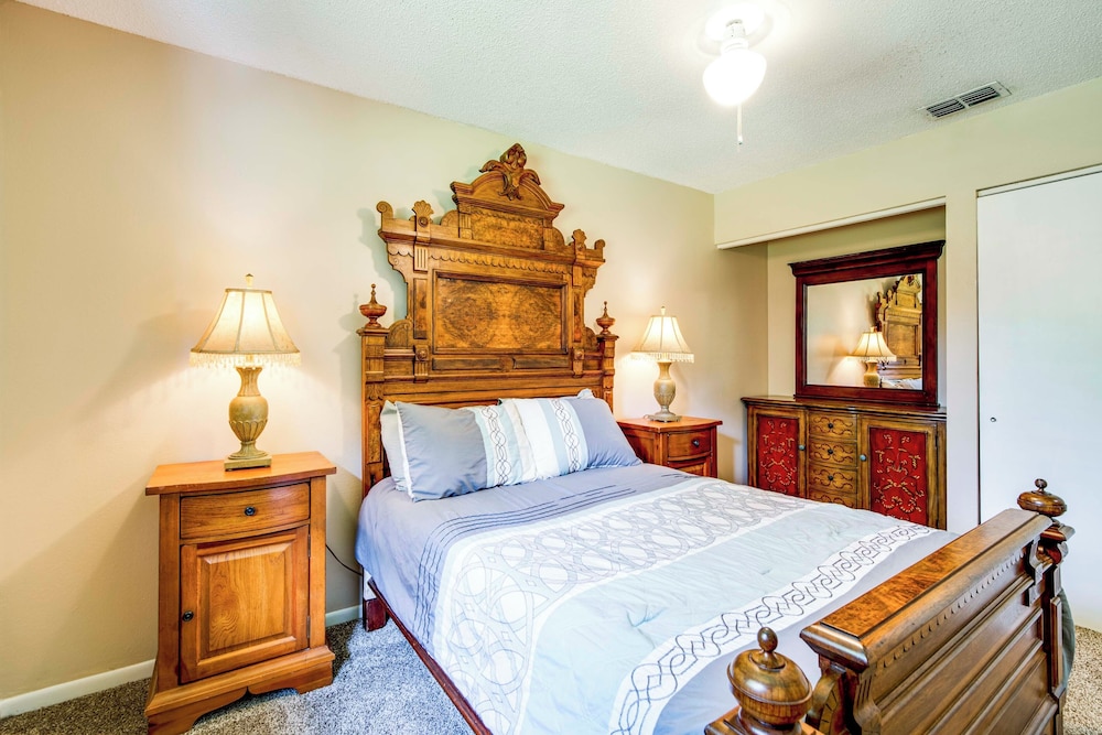 Explore Weeki Wachee Springs: Pet-friendly Home