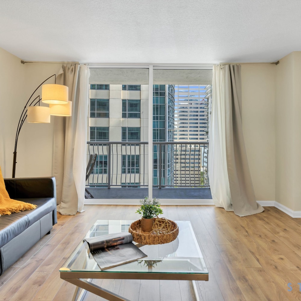 Modern 1-br Condo in Upscale Brickell Locale