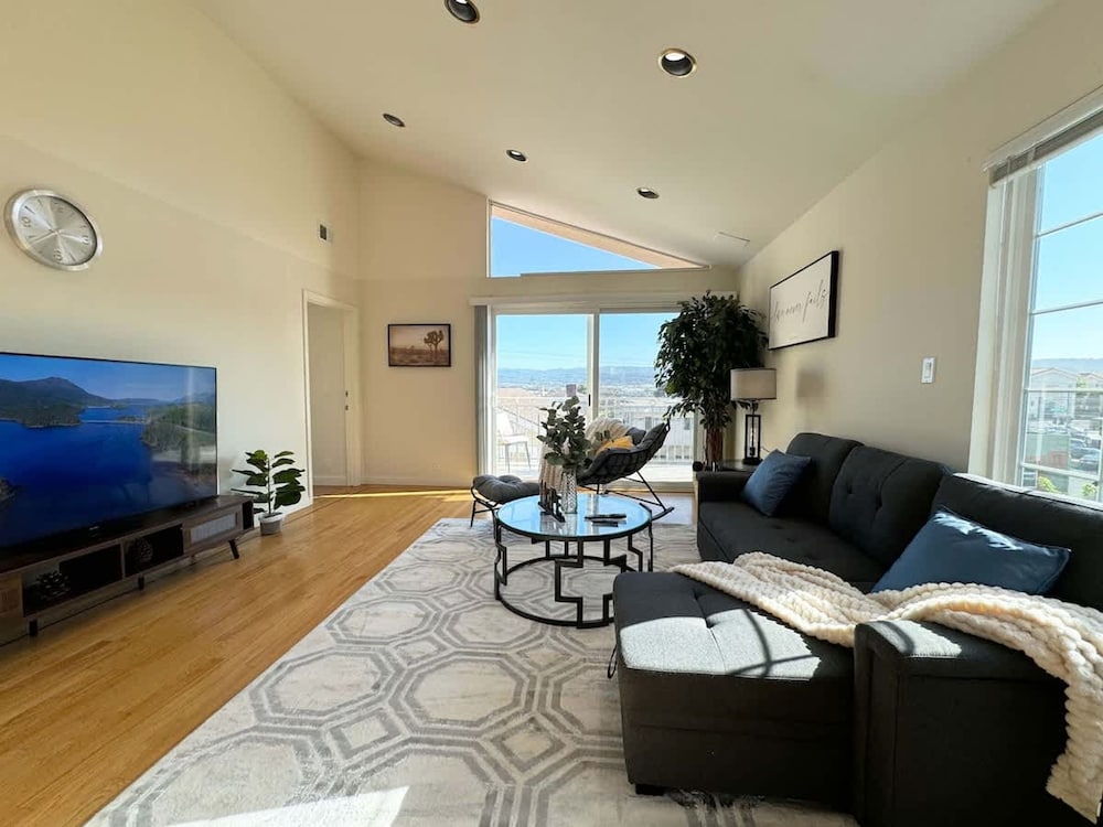 South SF Spacious Entire Unit With 3brs 3bth on 2F