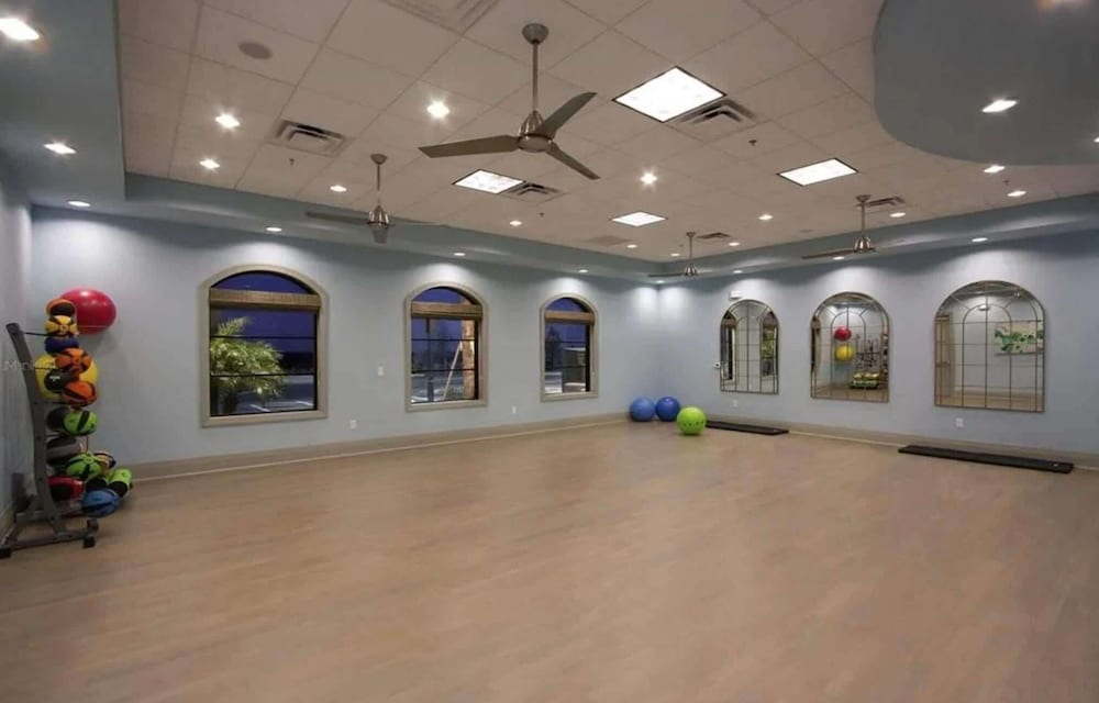 Stylish 4Bd w Lake View Pool Kids Themed Room