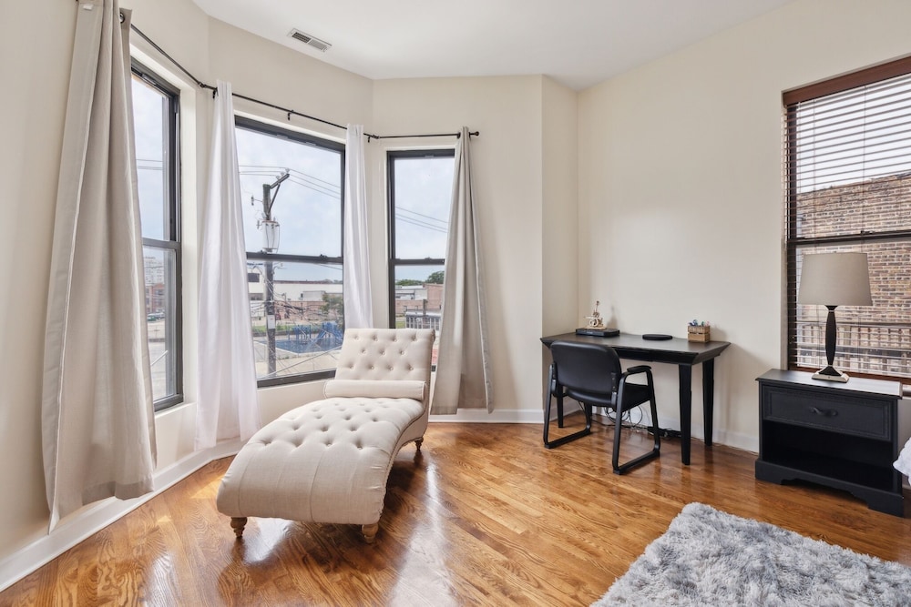 Apartment Near Downtown & Uchicago 4 Bedroom Condo by RedAwning photo 2