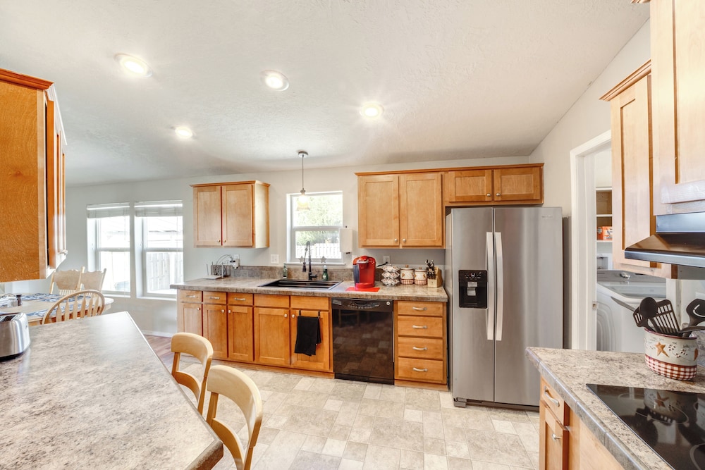 1 Mi to Lake: Getaway w/ Patio in Coulee City!