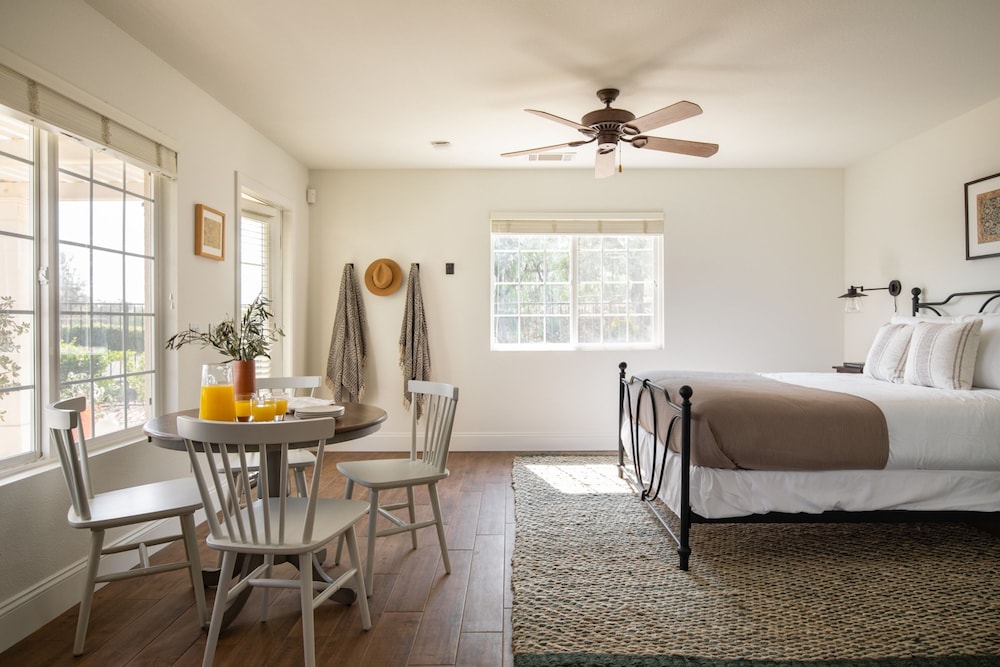 Villa Verdot by Avantstay Spectacular 6 BR Estate w Pool Hot Tub Tennis B-ball Courts