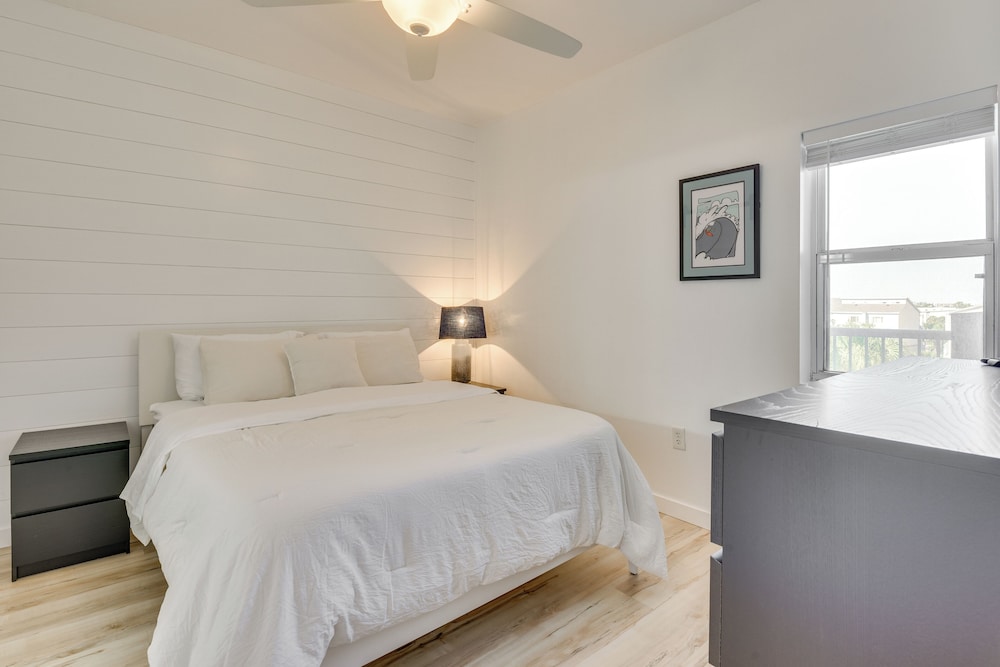 Walk to Sand! Modern Okaloosa Island Condo