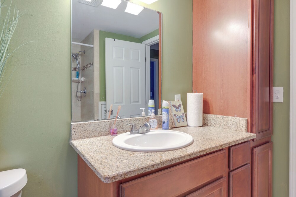 Entertainment-ready Yard: Spacious Riverdale Home
