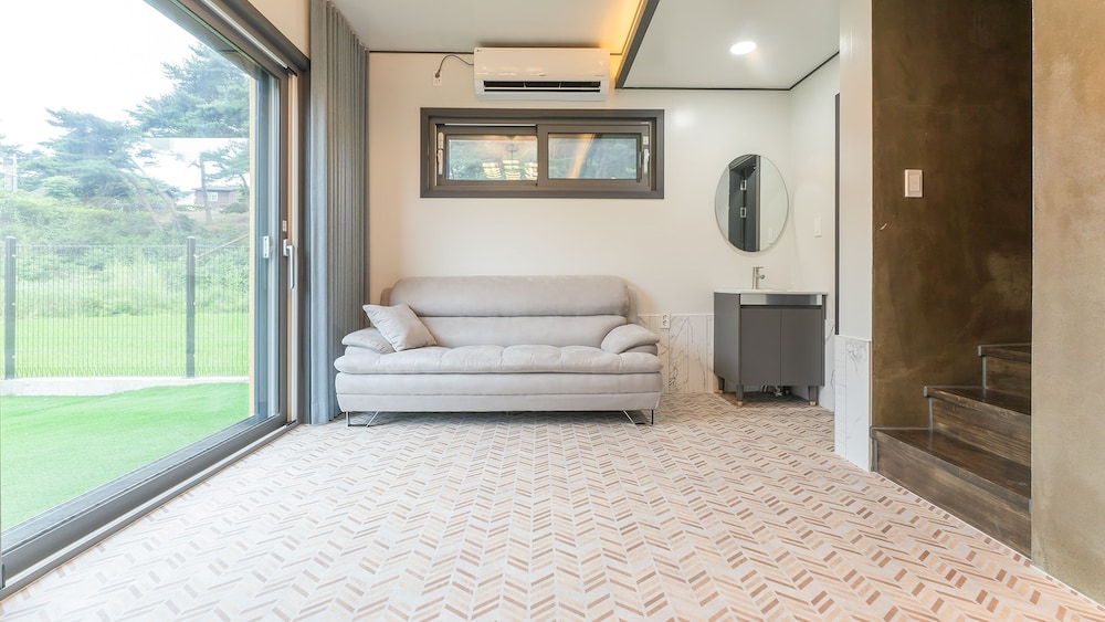 Taean Aloha Oe Pet Pool Villa