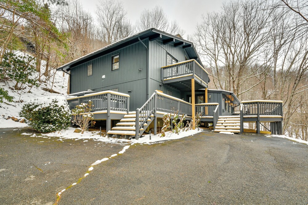 6 Mi to Skiing: Home w/ Hot Tub in Seven Devils!