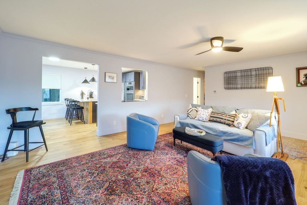 Steps to Dtwn & Fabulous Restaurants: Chic Condo